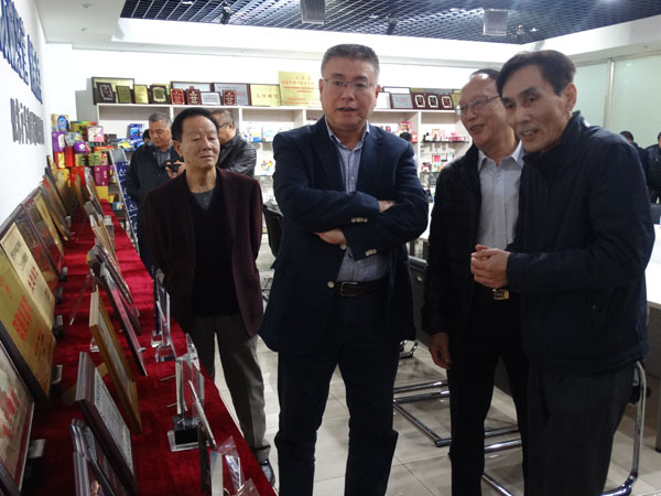 大家正在聆聽蘇州印刷總廠董事長兼總經理黃國平介紹該公司發展情況