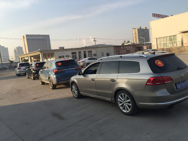 商會愛心慰問車隊排列整齊，正式踏上獻愛之旅