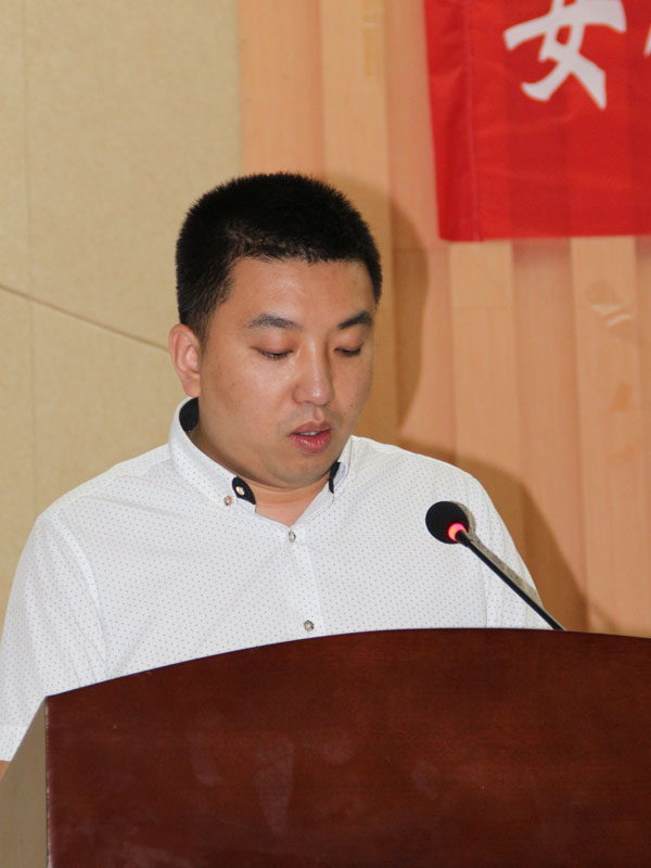泰興廣力機械廠總經理徐超正在向與會人員介紹該廠研發的新環保設備情況