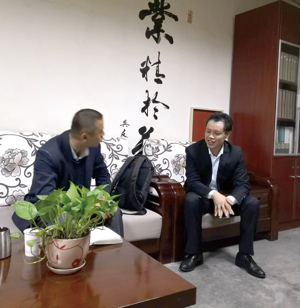 吳勇總經理（右）正在向筆者介紹快馬印務公司最新發展情況