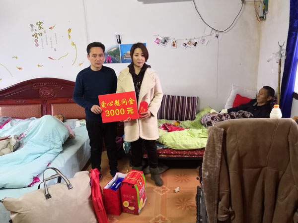 楊白林夫婦雙雙臥病在床，其一雙兒女代為接受慰問金和慰問物品