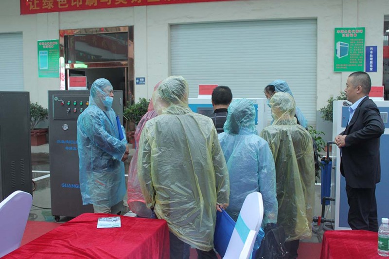 交流會開始前舉行了設備演示會，代表們穿著雨衣認真察看廣力環保設備
