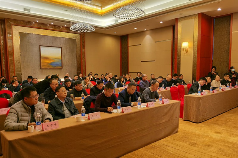 來自全國各地的出版印刷界大咖們歡聚一堂，正在認真聆聽國產電子膠片制版技術的介紹