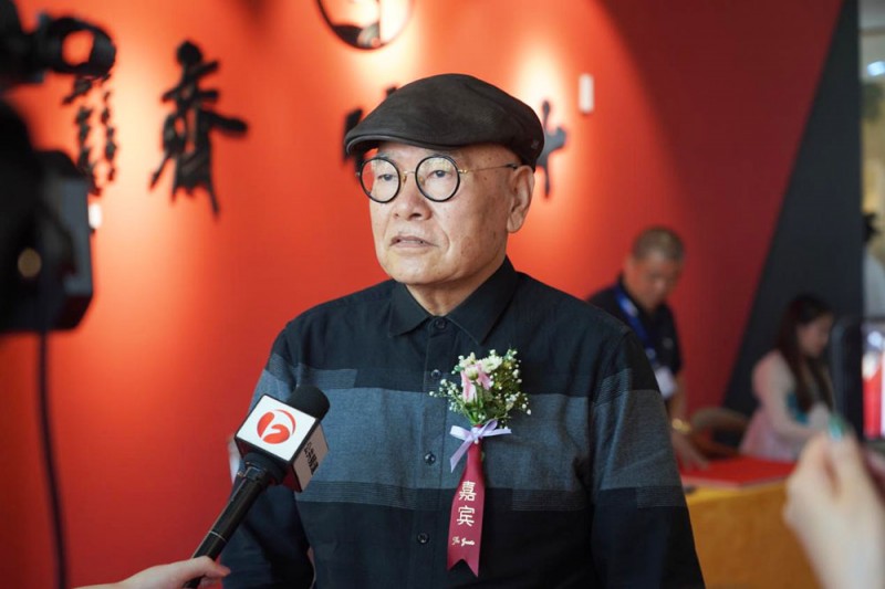 特邀嘉賓——原安徽省美協主席張松正在慶典上接受媒體采訪