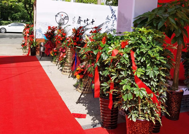 鮮花、綠植、彩花籃，大紅地毯，將慶典入口裝點著喜氣洋洋、生氣勃勃！