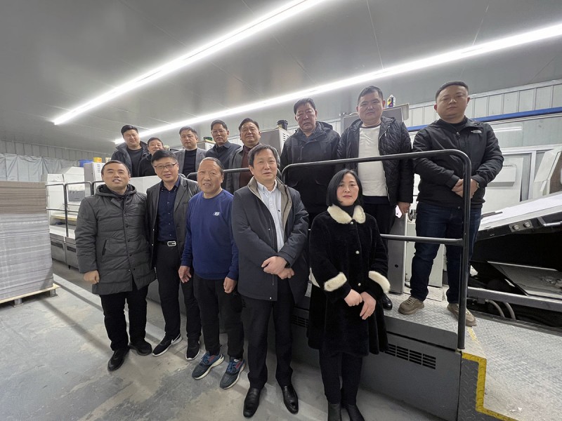 蚌埠東方彩色公司總經理徐敬國（前排中）與走訪團成員合影