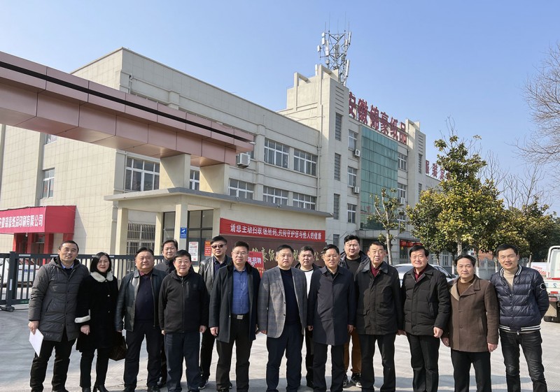 安徽錦豪紙品印刷公司總經理李亮（前排左一）與走訪團成員合影